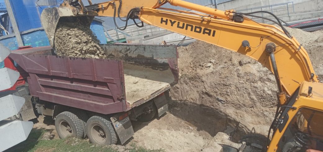 Доставка піску щебня робота під ескаватором