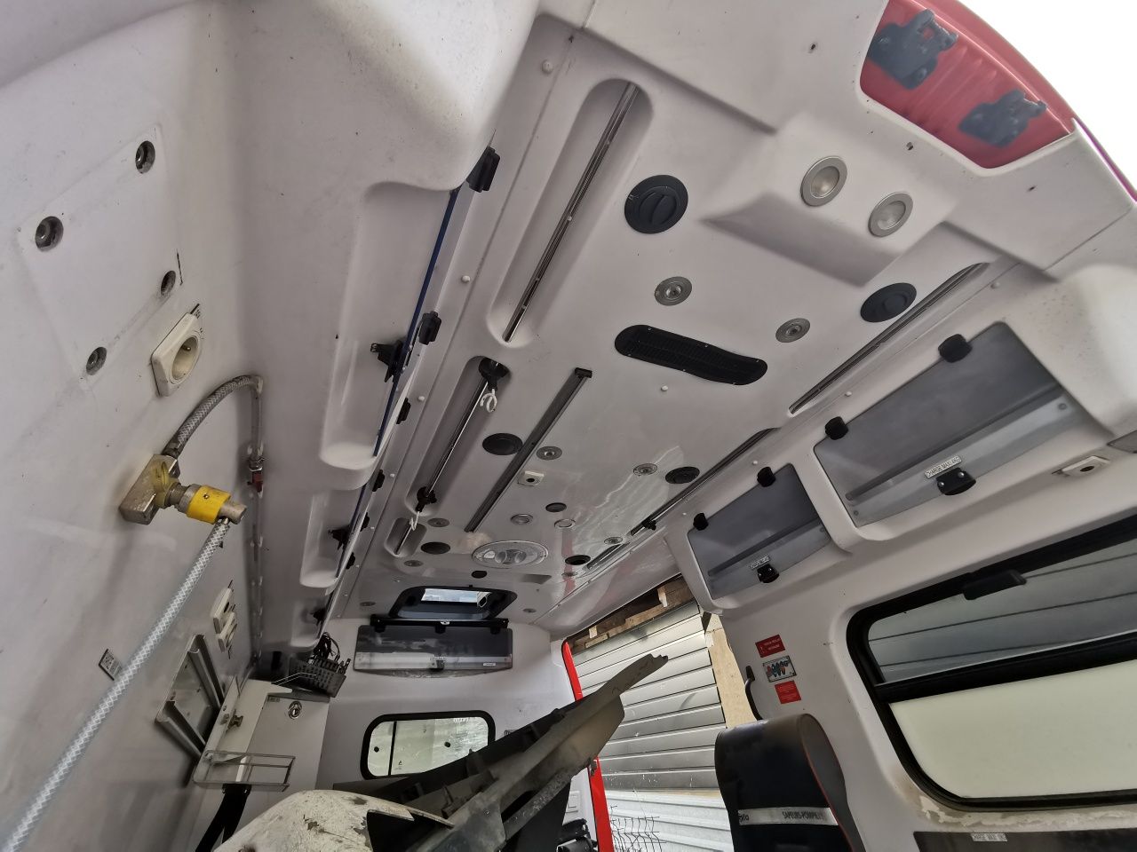 Zabudowa Karetka Ambulans Środek Wnętrze Całość Master Movano III 3