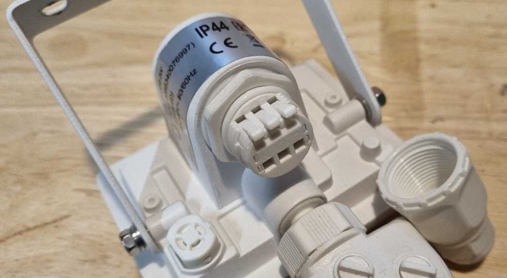 Lampa LED 10W - naświetlacz garażowy z czujnikiem ruchu