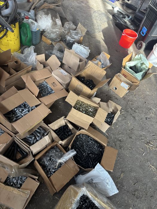 Śruby nakretki podkladki