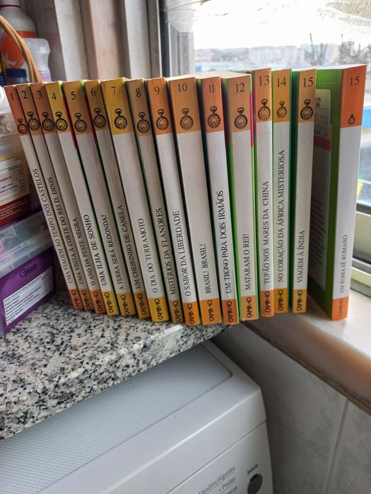 Colecção incompleta "Viagens no Tempo" composta por 14 livros