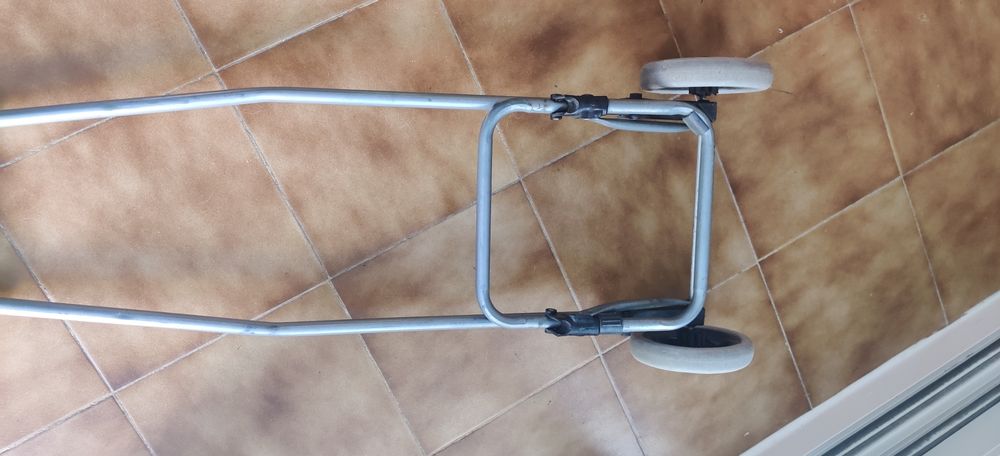 Estrutura com rodas