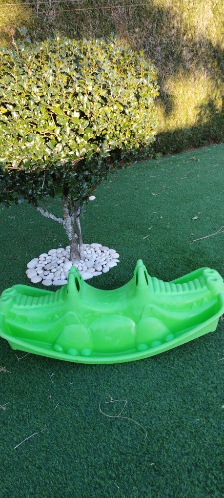 Baloiço verde para crianças.