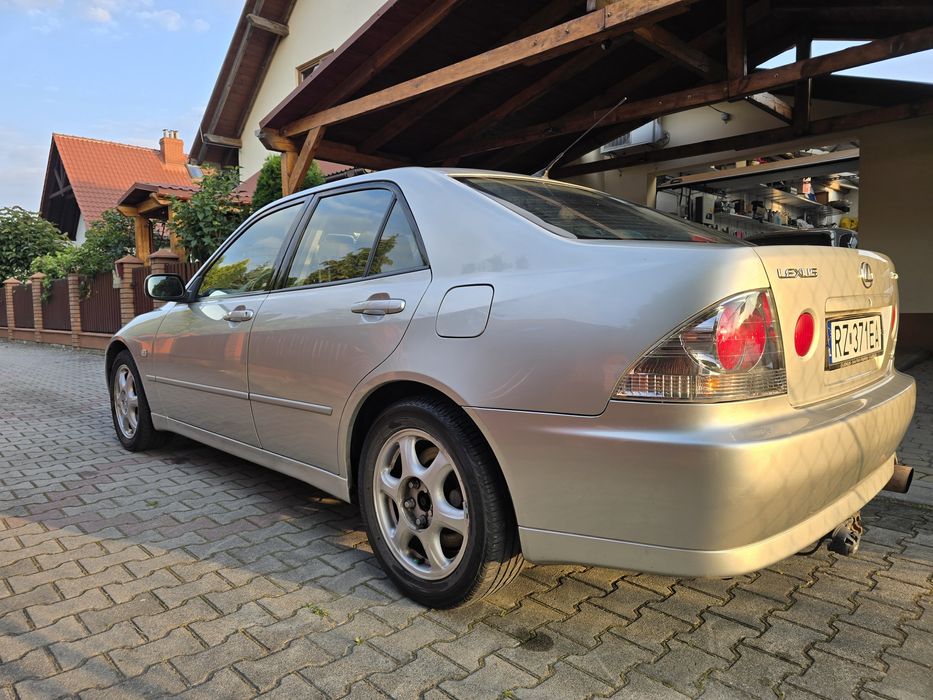 Lexus IS200  hak (rezerwacja do 19.10.2025)