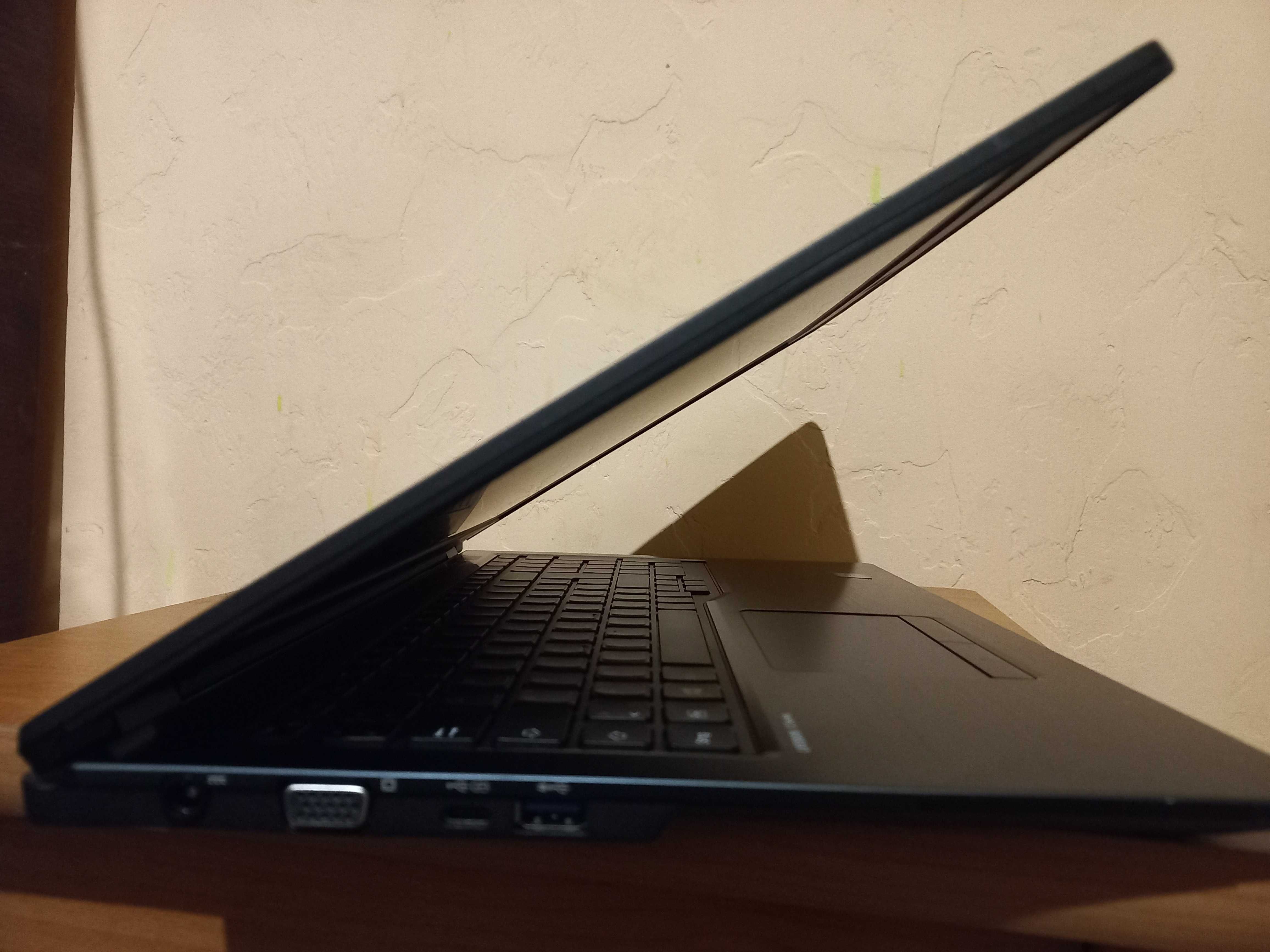 Ноутбук Fujitsu U757 /15.6/Intel i5/8 GB/256 SSD/Intel HD Graphics 520