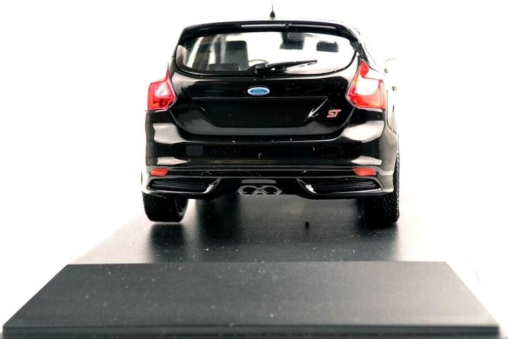 1:18 модель Ford Focus ST 2011 MINICHAMPS