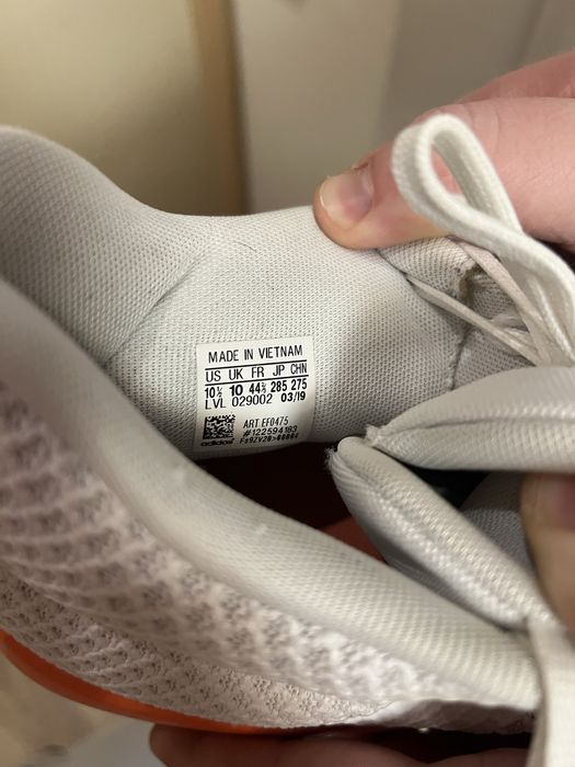 Кросівки Adidas.