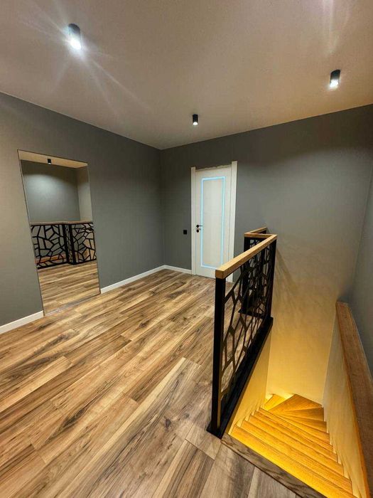 Дворівнева квартира з сучасним ремонтом, Виставка