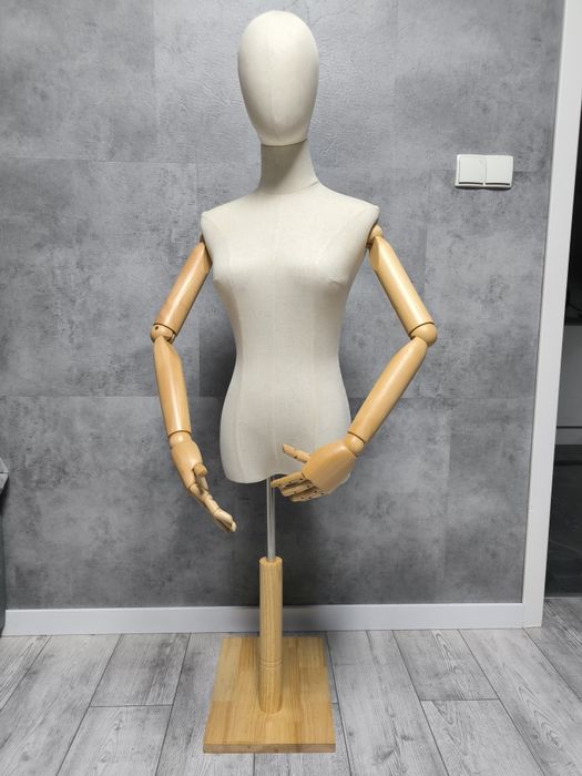 Manekin z ruchomymi rękami