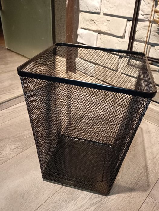 Czarny metalowy, siatkowy kosz na śmieci DRÖNJÖNS z IKEA 35cm