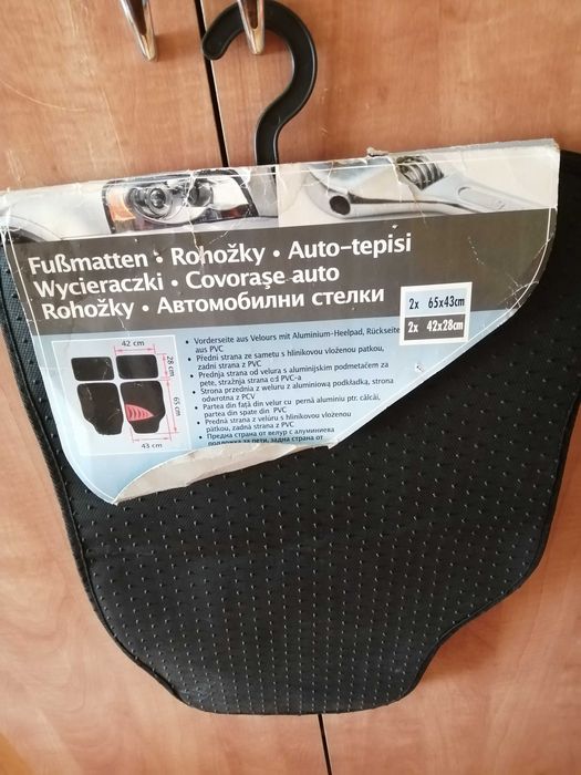Sprzedam 3 chodniczki i do samochodu 1 komplet