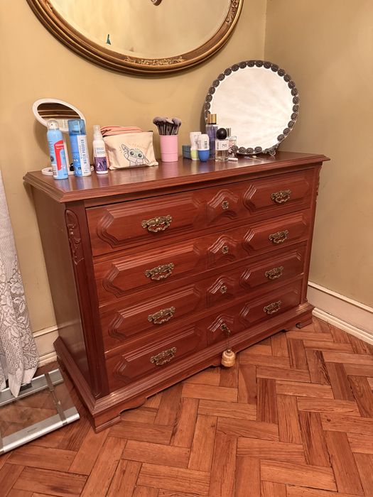 Cómoda Clássica em Madeira com 4 Gavetas