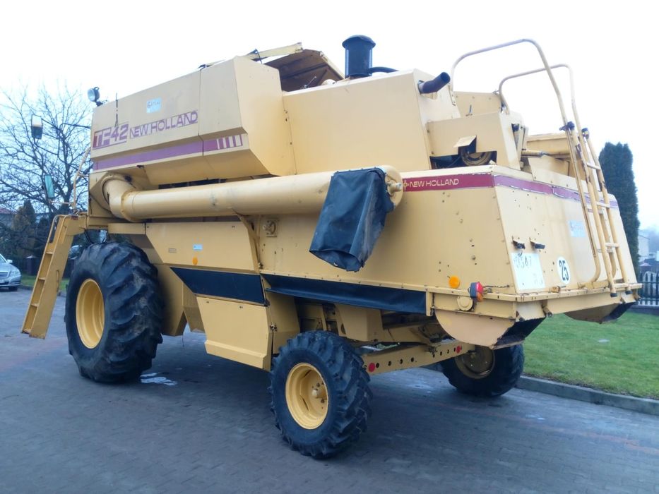 Kombajn zbożowy New Holland TF42, przystawka do kukurydzy
