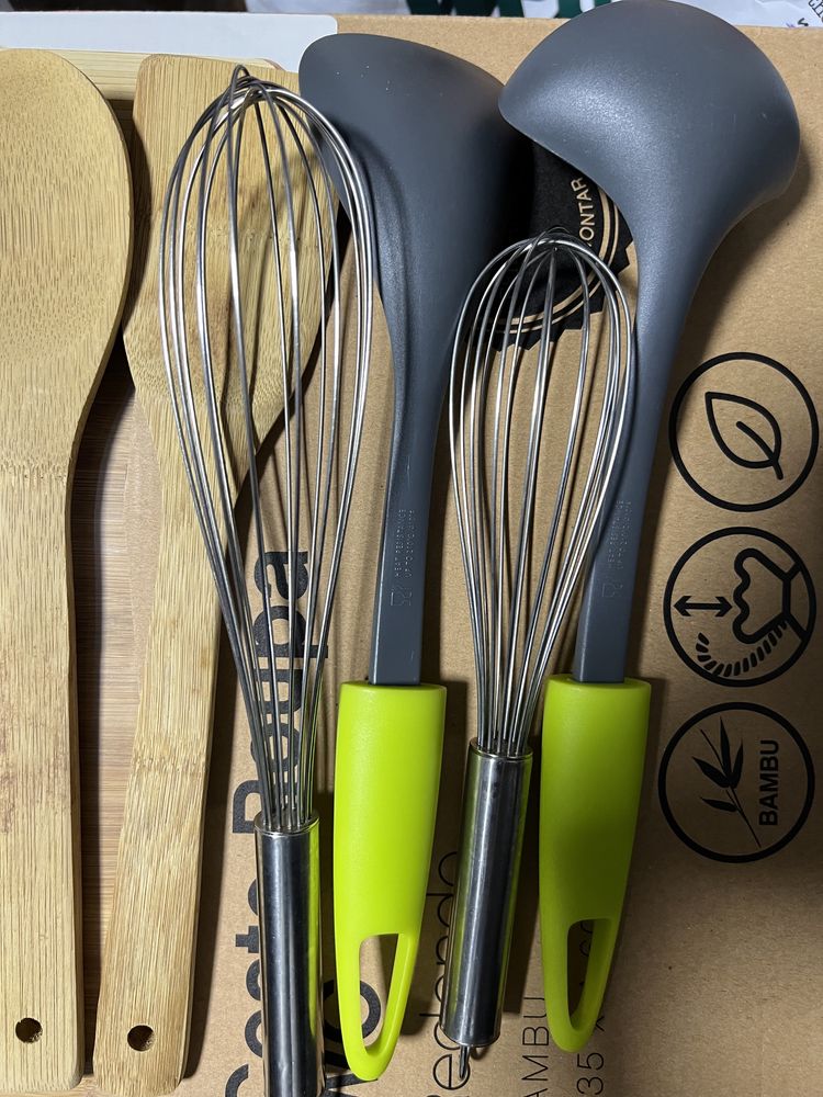 Variados tipos de utensilios de cozinha