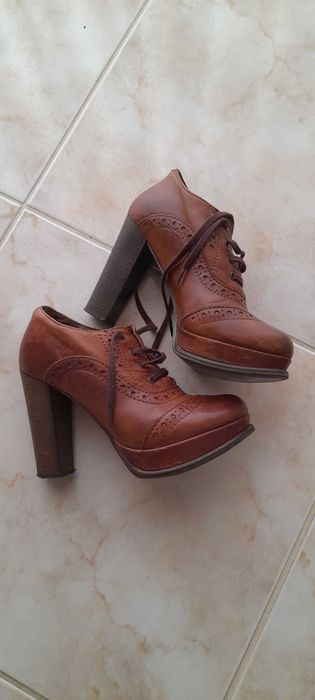 Botim tacão alto em couro