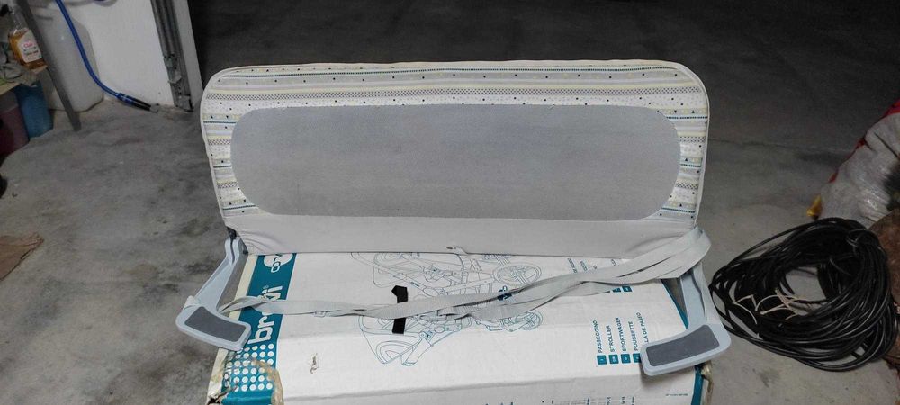 Espreguiçadeira e proteção para cama de criança.
