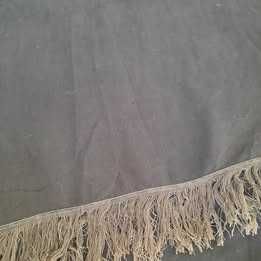 xaile preto muito antigo com franja cinza a toda a volta *