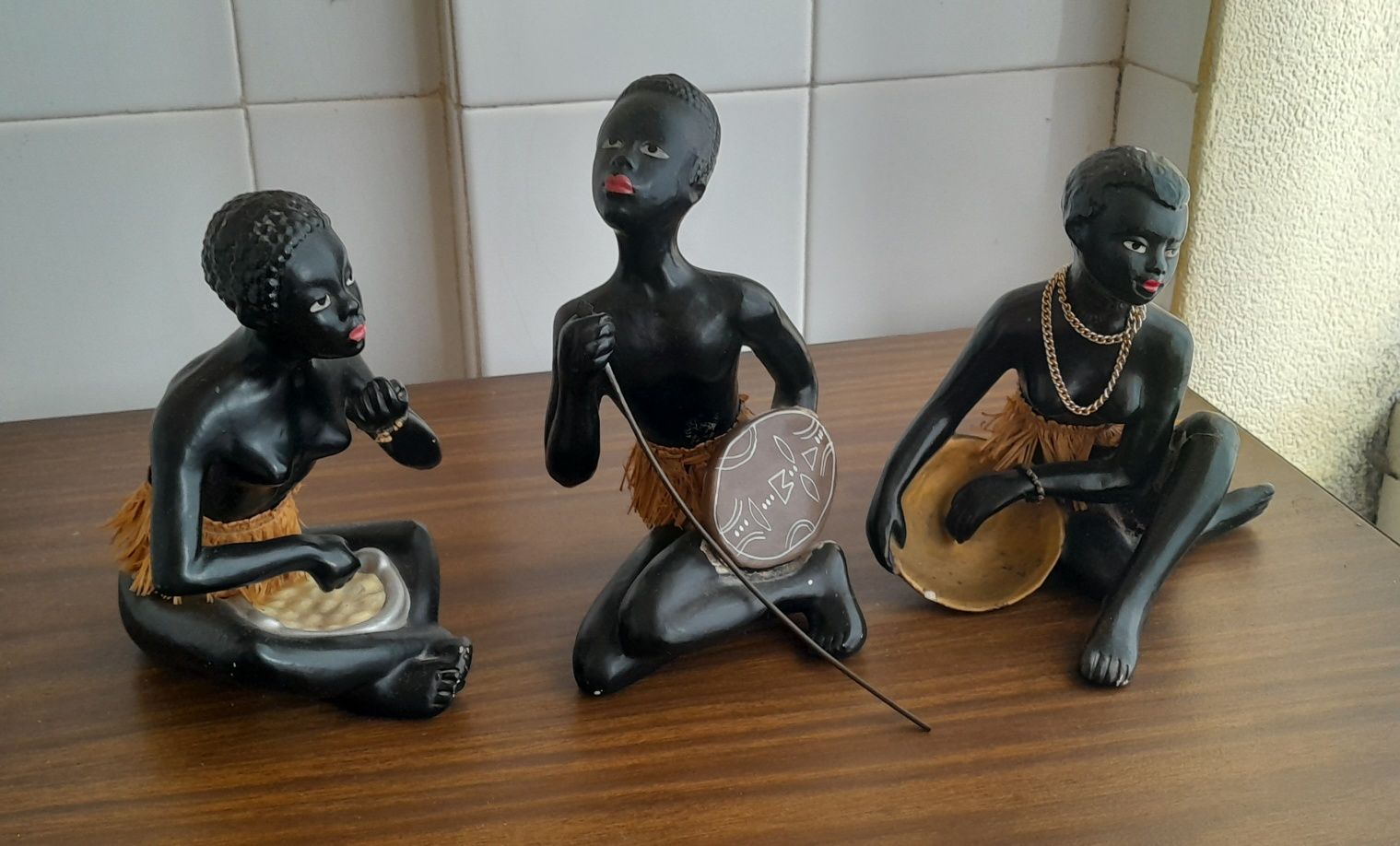 Bonecos negros em ceramica