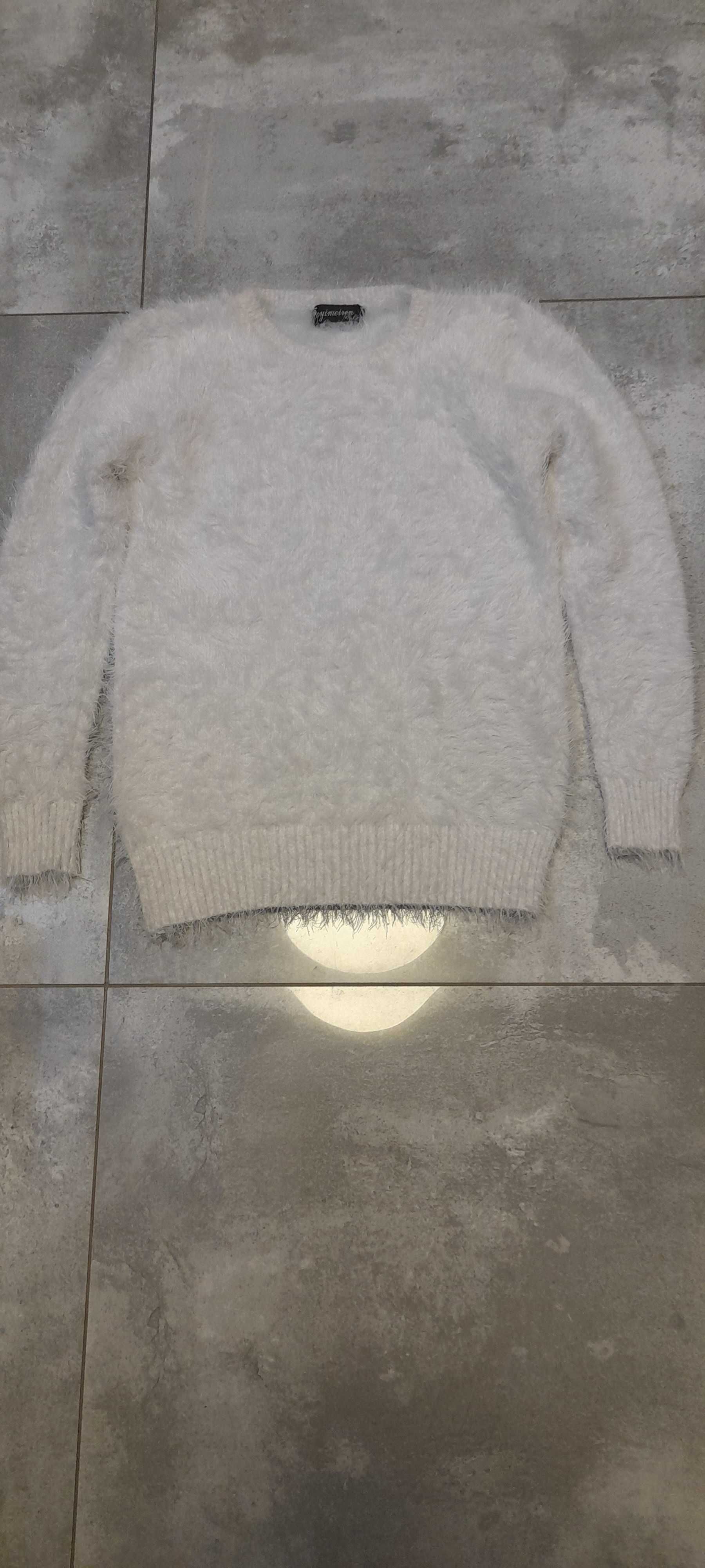 Bialy modny sweterek