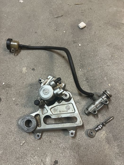 Brembo zacisk jarzmo pompa zbiorniczek przewód tylni tyl exc sxf sx