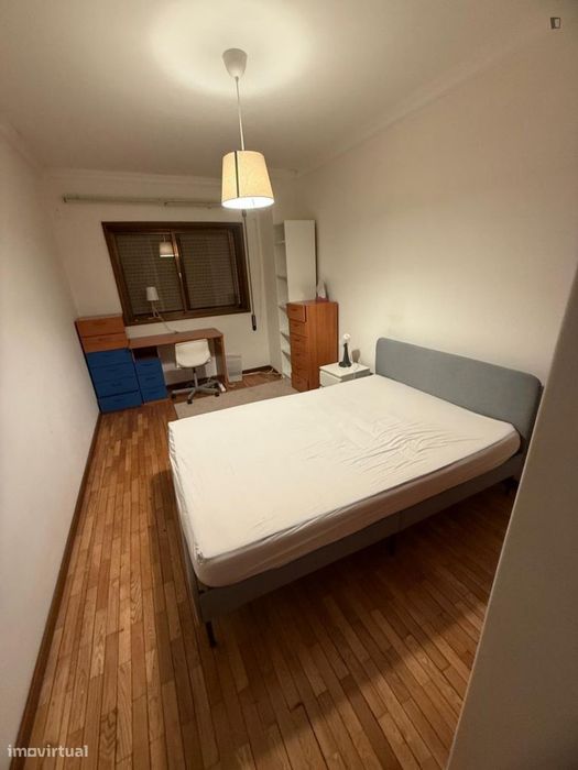 Quarto - localizado em Baguim do Monte Porto