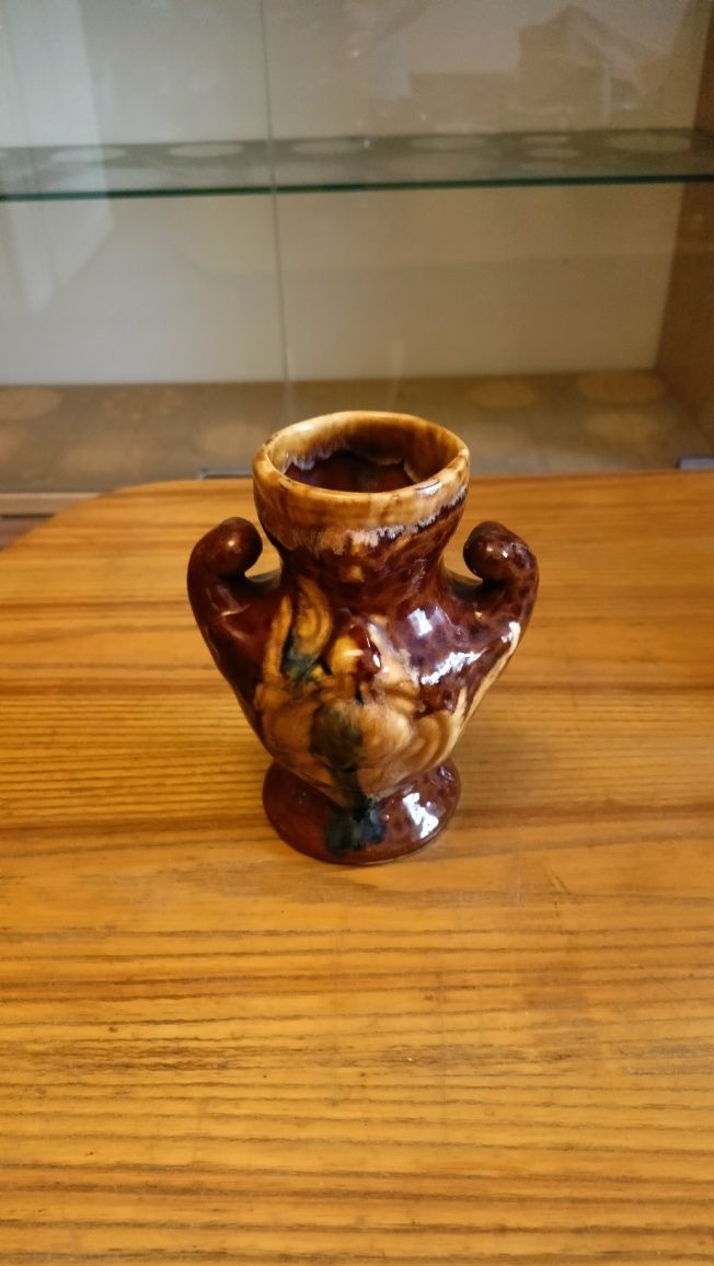 Ceramiczny wazonik mały.