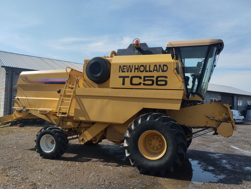 Kombajn zbożowy New Holland TC56