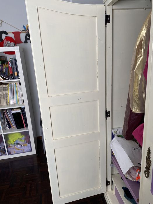 Guarda fatos em madeira