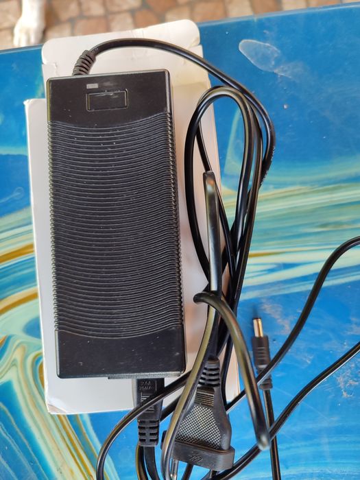 Продам зарядное устройство для литиевых акамуляторов 54,6 -2А