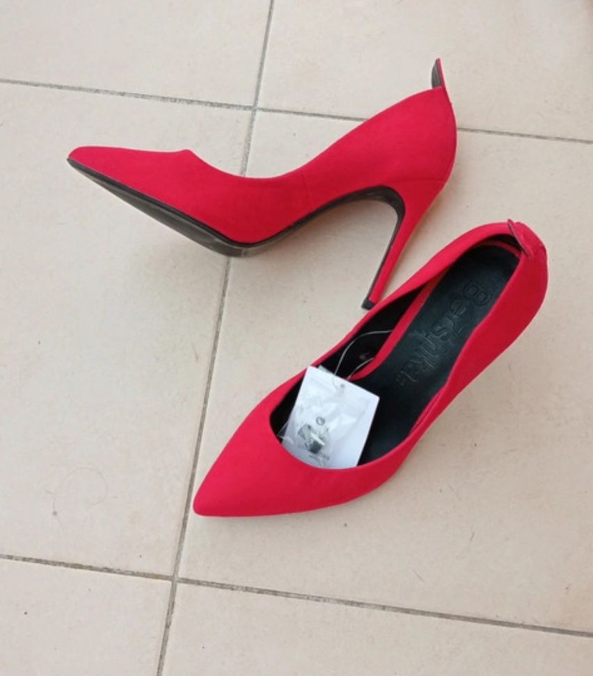 Sapatos vermelhos salto alto novos