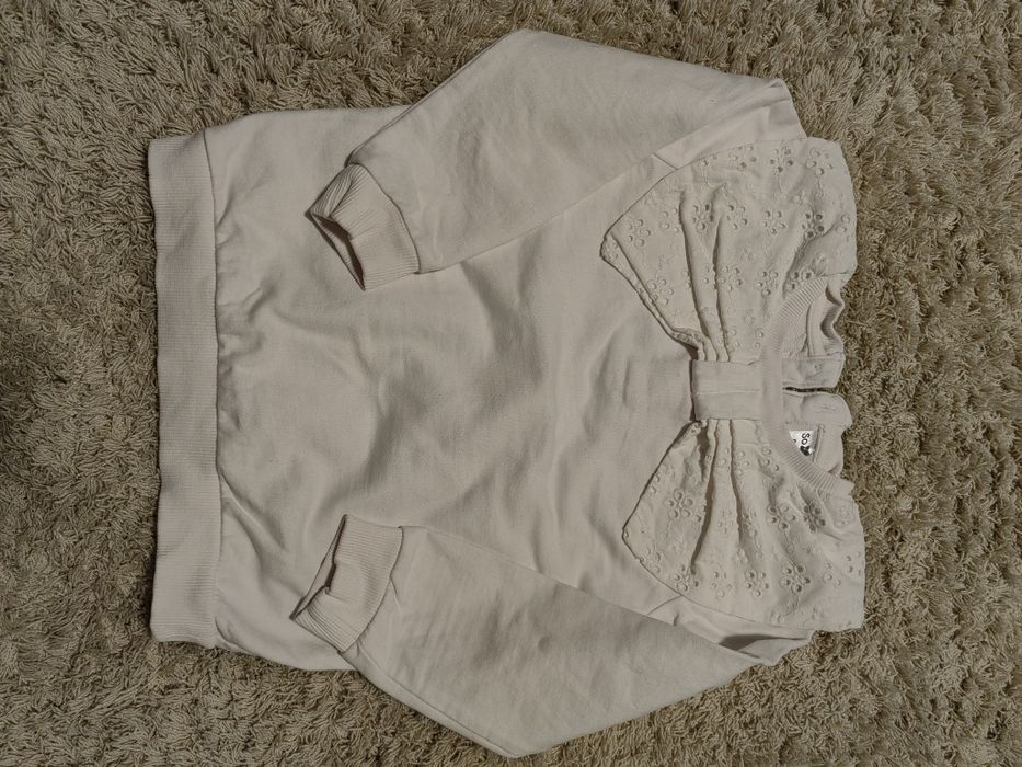 piękna biała bluza z kokardą 98