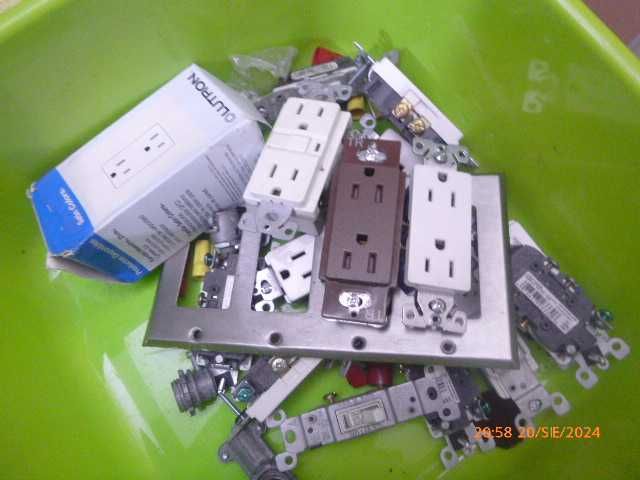 Osprzęt elektryczny 110 V gniazdka , wyłączniki , puszki