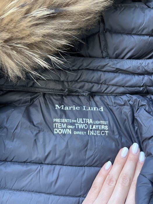 Czarna kurtka puchowa z odpinanym kapturem