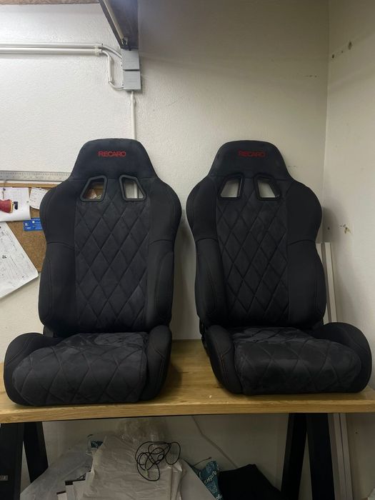 Bancos  de carro em alcantara costuras em vermelho