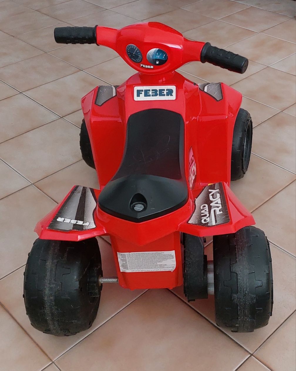 Moto 4 de criança eléctrica.