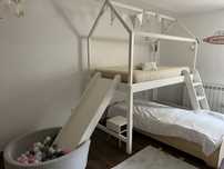Cama casinha com escadas, escorrega e piscina