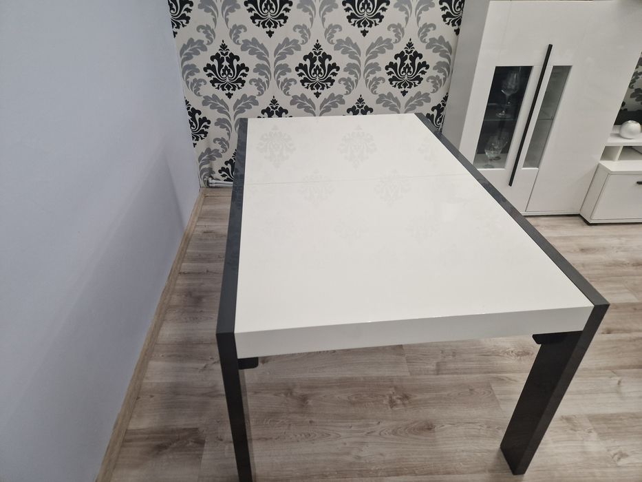 Stół do salonu rozkładany