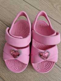 Sandały crocs dla dziewczynki C7 różowe z serduszkiem