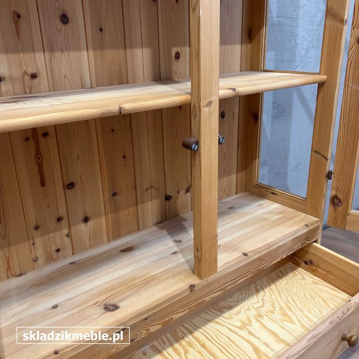 061025 Witryna sosnowa przeszklona, biblioteczka z jedną szufladą.