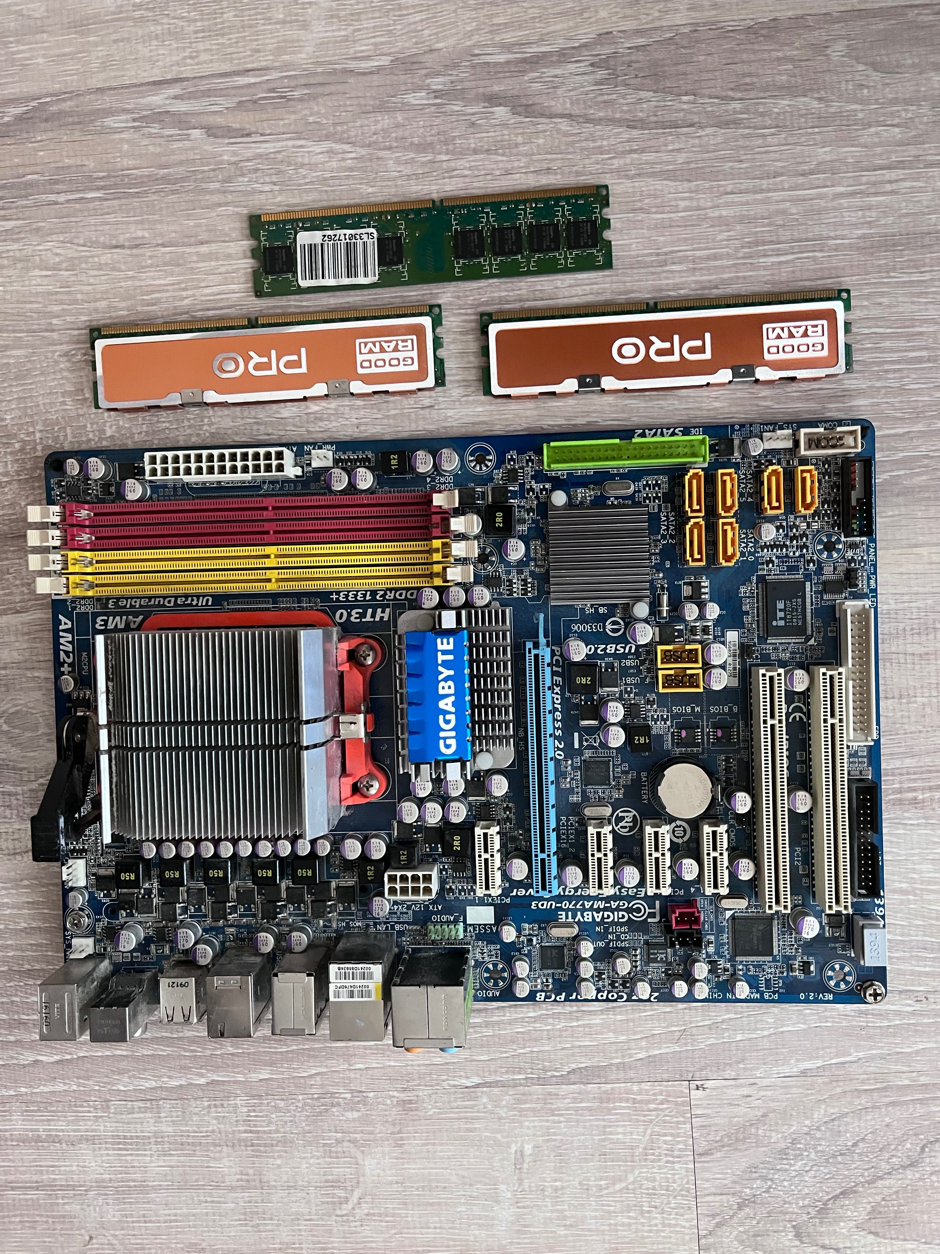 GIGABYTE GA-MA770-UD3 + AMD PHENOM X3 - працює 4 ядра+ 4 гб операт