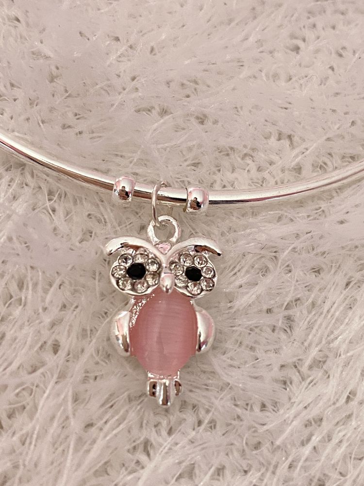 Pulseira / Escrava Prateada com Mocho Coruja em Cor de Rosa