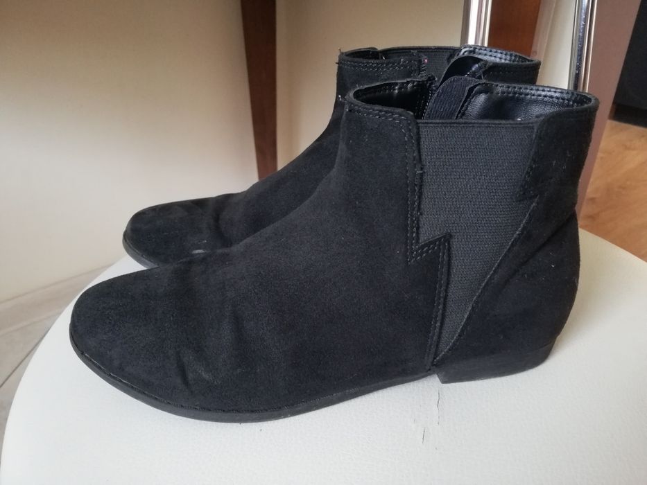 Czarne botki zamszowe na zameczek.