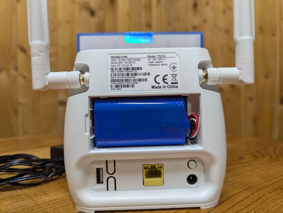 Стаціонарний 4G маршрутизатор Tecno TR210 з акумулятором 2000 mAh 4G L