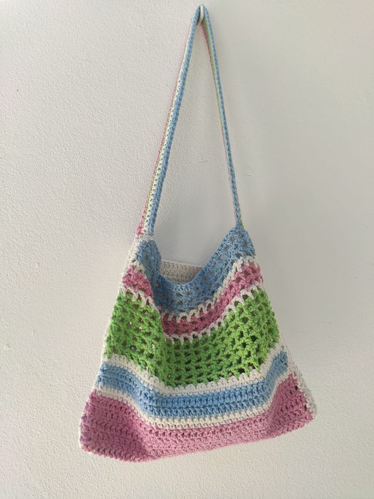 Saco em fio rústico, feito à mão, nas cores beige, azul, rosa e verde