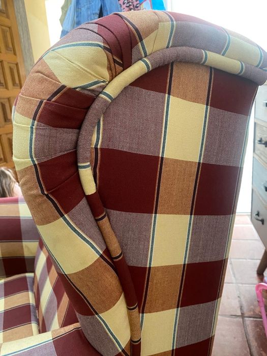 Poltrona vintage de orelhas com estampa xadrez.