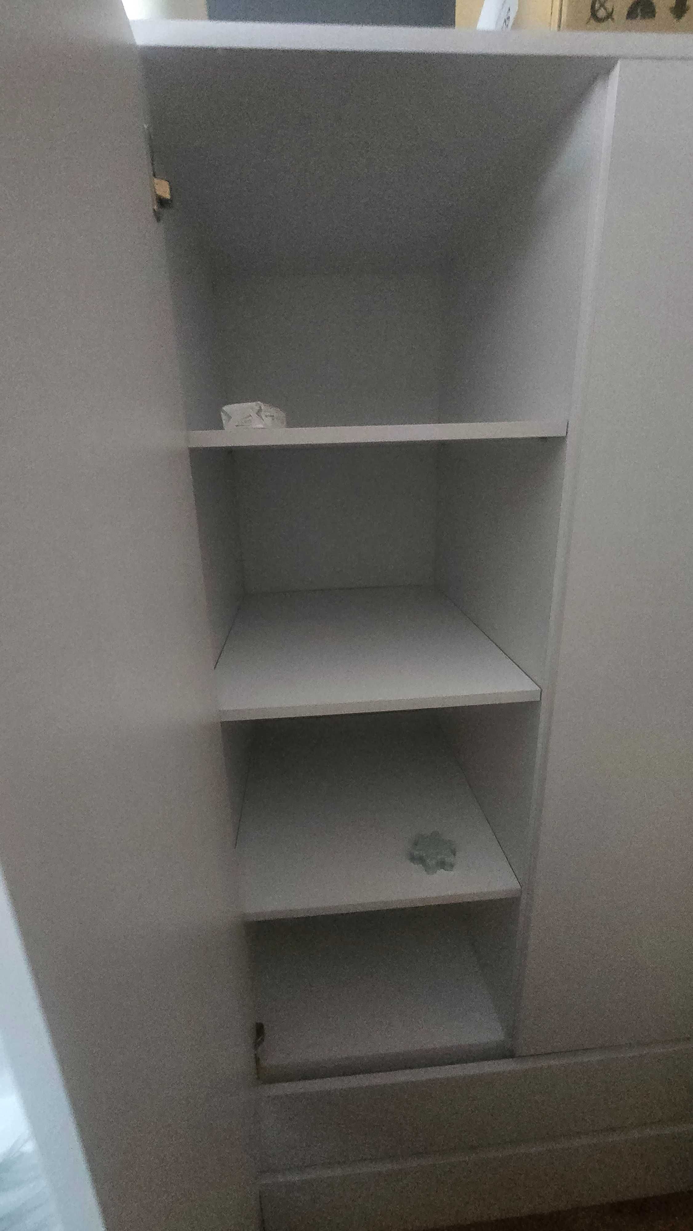 Biala szafa z szufladami