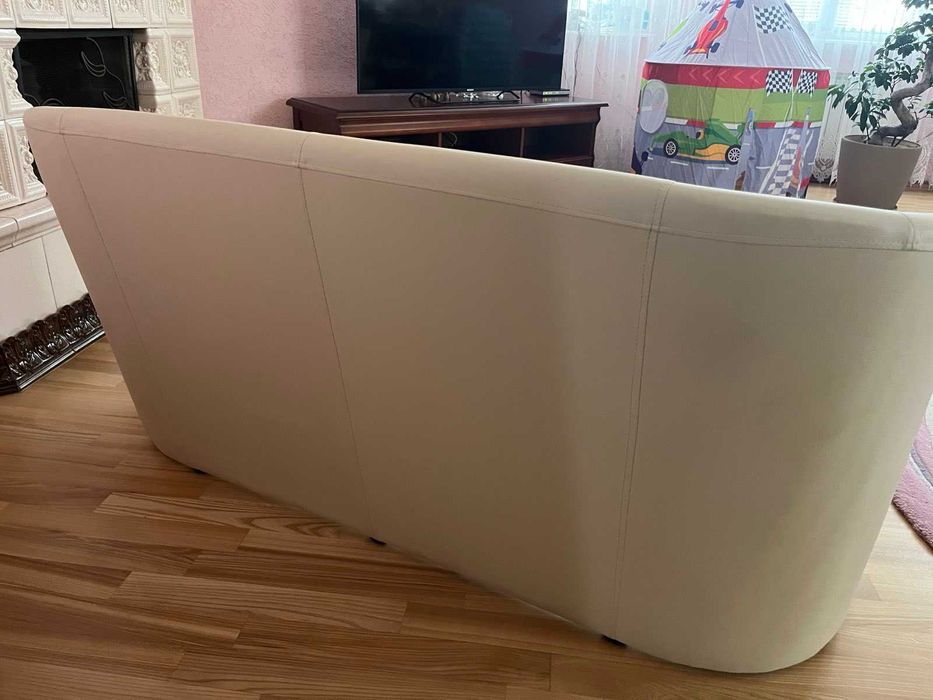 Диван нерозкладний 3-містний, оббивка екошкіра в кремовому кольорі