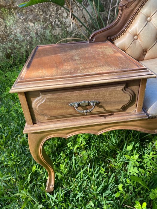 Mesa telefoneira antiga com assento