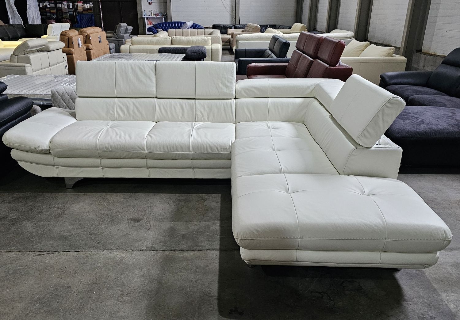 Новий шкіряний диван білого кольору, Німеччина.