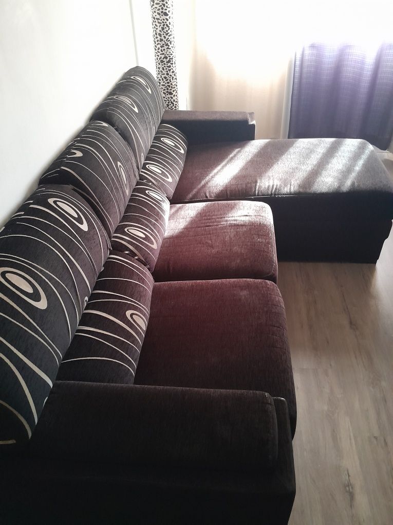 Sofá com baú  assentos e costas extensíveis